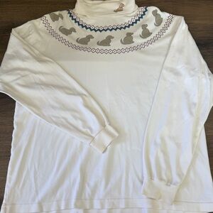 Turtleneck with embroidered puppy dog.